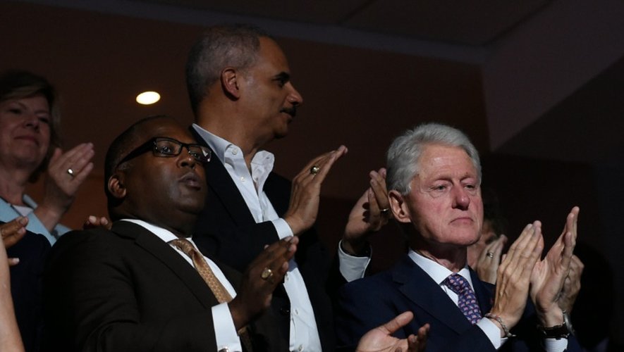 Bill Clinton applaudit au discours de Michelle Obama lors de la convention démocrate le 25 juillet 2016 à Philadephie en Pennsylvanie