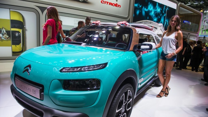 Une hôtesse pose devant le concept car "Cactus", de Citroën, présenté au salon de l'auto de Francfort, le 15 juin 2015