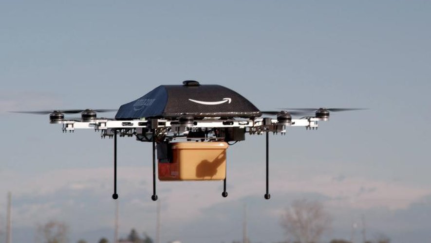 Photo non datée fournie par Amazon le 1er décembre 2013 d'un mini-drone octocoptère qui pourrait être utilisé par le géant du commerce en ligne pour acheminer de petits colis chez des clients