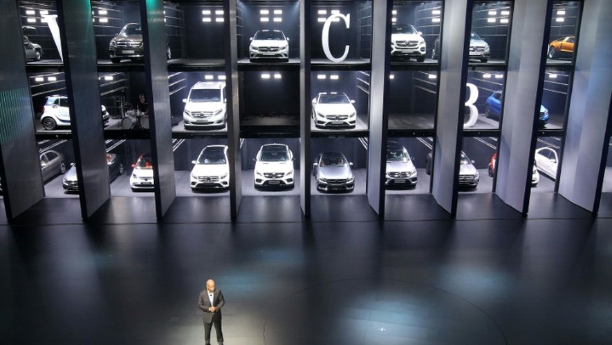 Des voitures Mercedes sont exposées au salon automobile de Francfort le 15 septembre 2015 lors de la présentation des nouveaux modèles par la direction du groupe