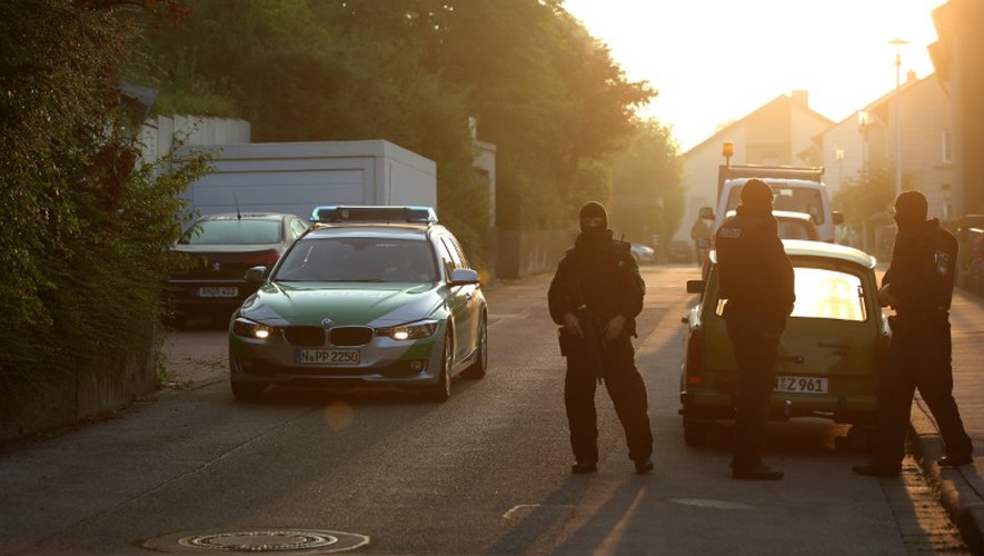 Policiers sur le lieu de l'explosion provoquée par un réfugié syrien, le 25 juillet 2016 à Ansbach en Allemagne
