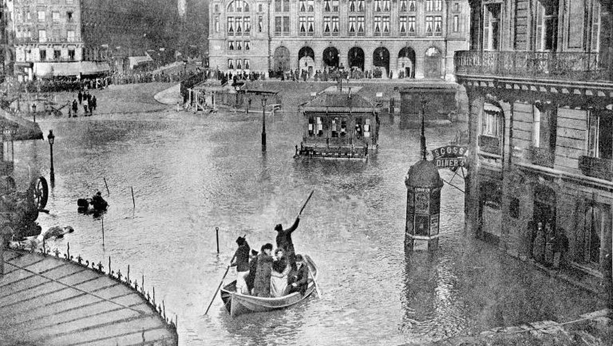 La cour de Rome de la gare Saint-Lazare inondée en janvier 1910