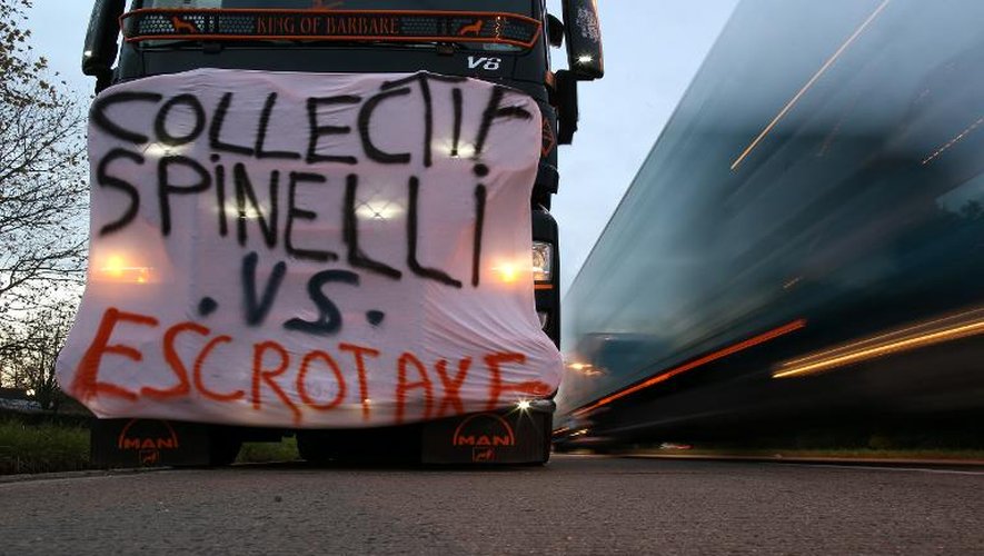 Une banderolle accrochée sur un camion le 2 décembre 2013 à Croissy-Beaubourg dans le cadre du mouvement routier contre l'écotaxe