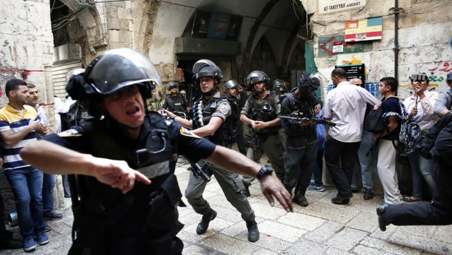 La police israélienne utilise des grenades assourdissante pour disperser des manifestants palestiniens le 15 septembre 2015 sur l'esplanade des Mosquées à Jérusalem
