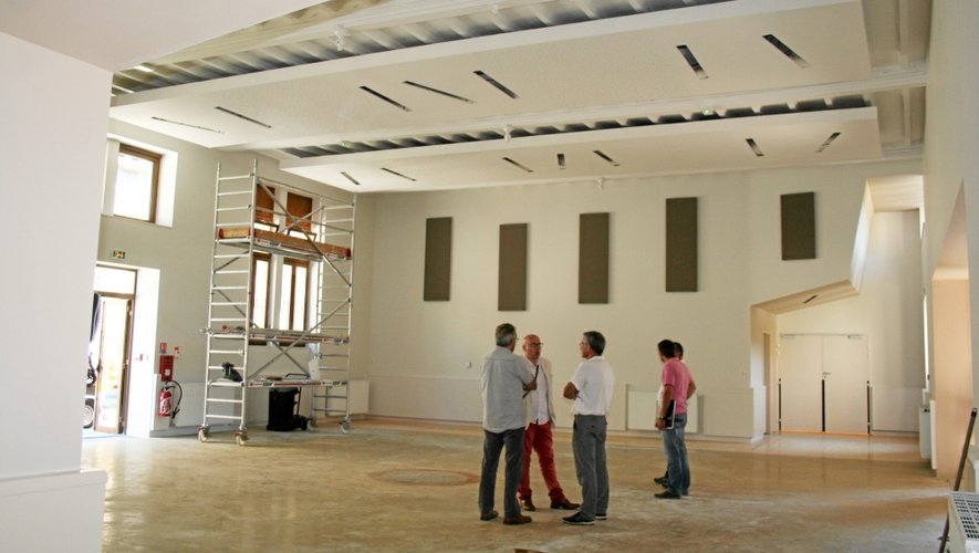 La pièce centrale, aux murs clairs donne une apparence plus moderne et aérée à l’ensemble.