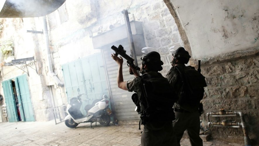 La police israélienne utilise des grenades assourdissantes le 15 septembre 2015  à Jérusalem