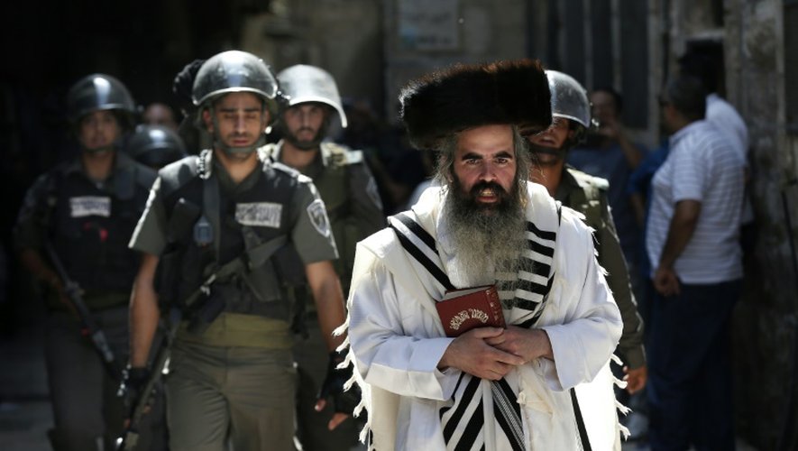 Les forces de sécurité israéliennes escortent un fidèle juif le 15 septembre 2015 à Jérusalem