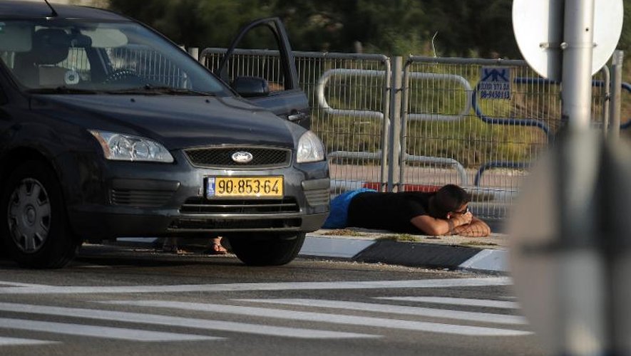 Un Israélien à terre pour se protéger le 22 août 2014 à Ashdod