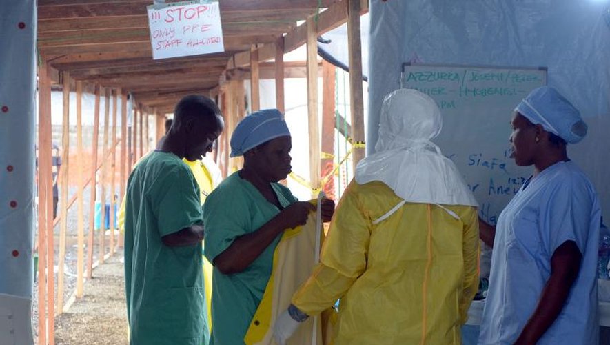 Des membres de "Médecins sans frontières" le 21 août 2014 à l'hôpital de Monrovia au Liberia