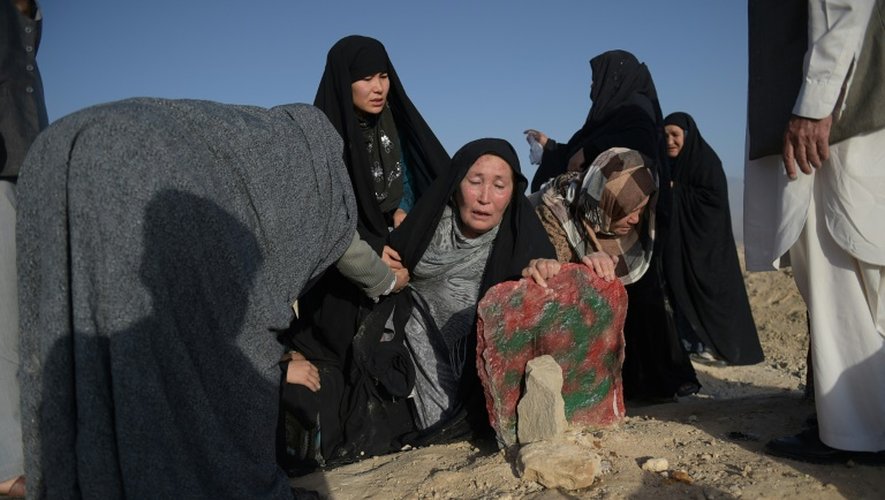 Une Afghane sur la tombe de son fils tué dans un attentat-suicide, le 25 juillet 2016 à Kaboul