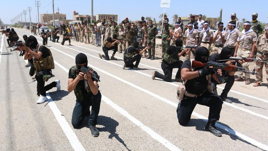 Des miliciens chiites, qui ont rejoint les forces du gouvernement pour combattre les jihadistes de l'Etat islamique, le 7 août 2014 lors d'un entraînement à Bassora