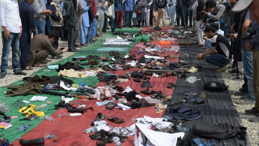Les effets des victimes de l'attentat, étalés le 24 juillet 2016 sur le trottoir à Kaboul