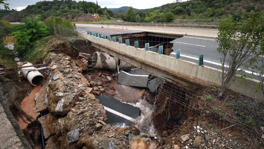 L'autoroute A75 effondrée au sud de Lodève (Hérault) après des intempéries.