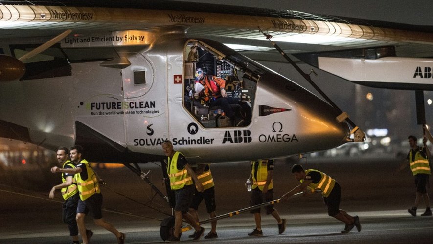 L'avion Solar Impulse 2 s'apprête à décoller de l'aéroport international du Caire le 24 juillet 2016