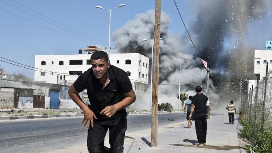 Un Palestinien fuit les frappes israéliens le 23 août 2014 à Gaza