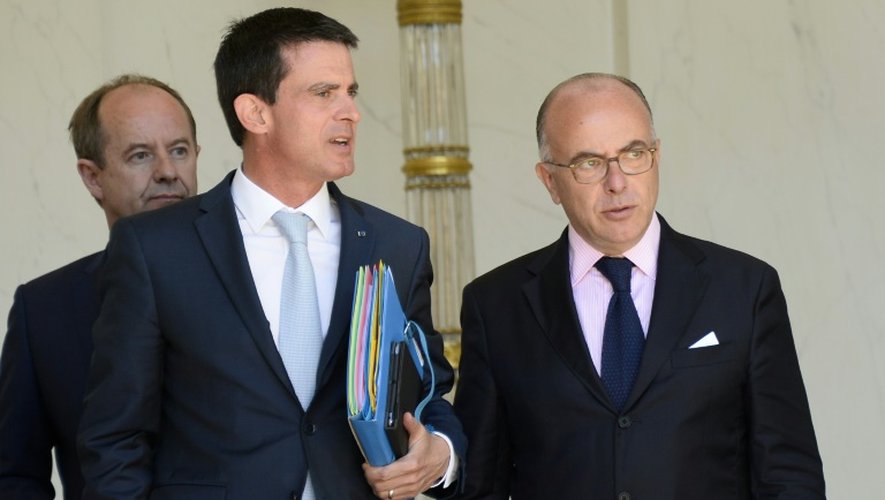 Le Premier ministre Manuel Valls et le ministre de l'Intérieur, à la sortie de l'Elysée le 19 juillet 2016 à Paris