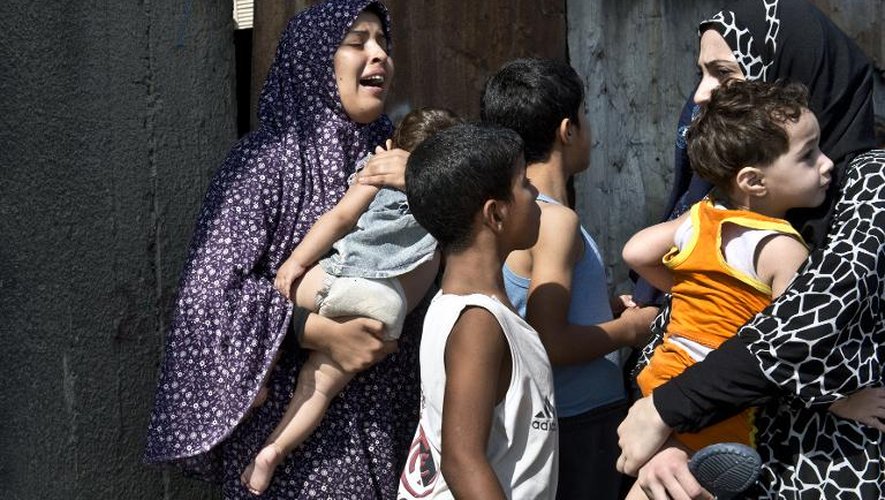 Des familles palestiniennes lors de bombardement israéliennes le 23 août 2014 à Gaza