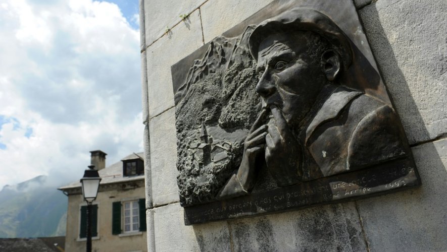 Une sculpture dédiée à un siffleur pratiquant le langage d'Aas à Laruns, le 18 mai 2016