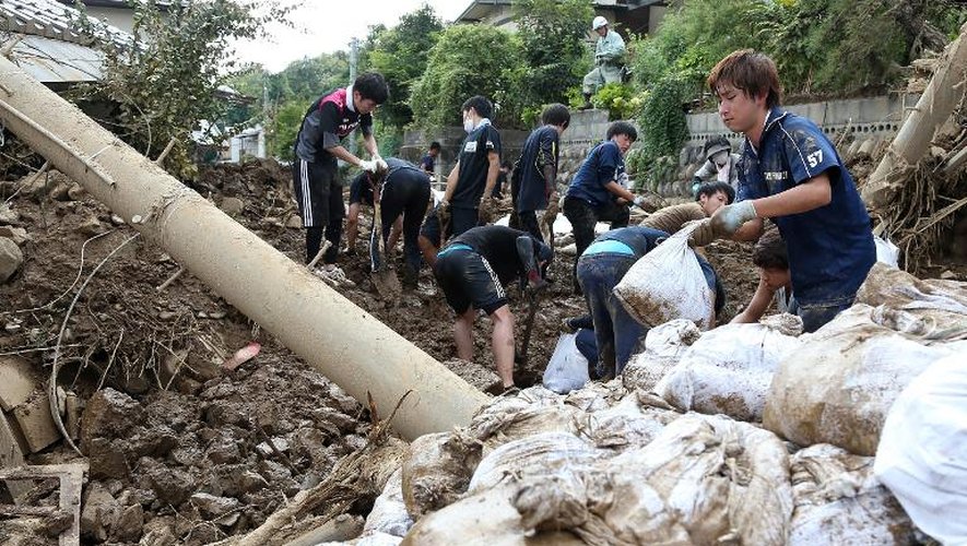 Sauveteurs à l'oeuvre le 23 août 2014 à Hiroshima dans l'espoir de retrouver la quarantaine de personnes disparues dans des coulées de boue