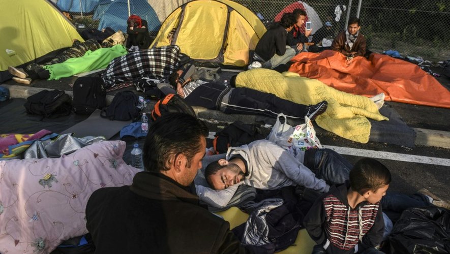 Des migrants sous des tentes le 15 septembre 2015 à Horgos à la frontière entre la Hongrie et la Serbie