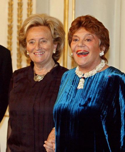 Philippine de Rothschild (à D) et Bernadette Chirac le 16 février 2004 au Palais de l'Elysée, lors d'un dîner offert pour la visite d'Etat du président israélien Moshe Katsav