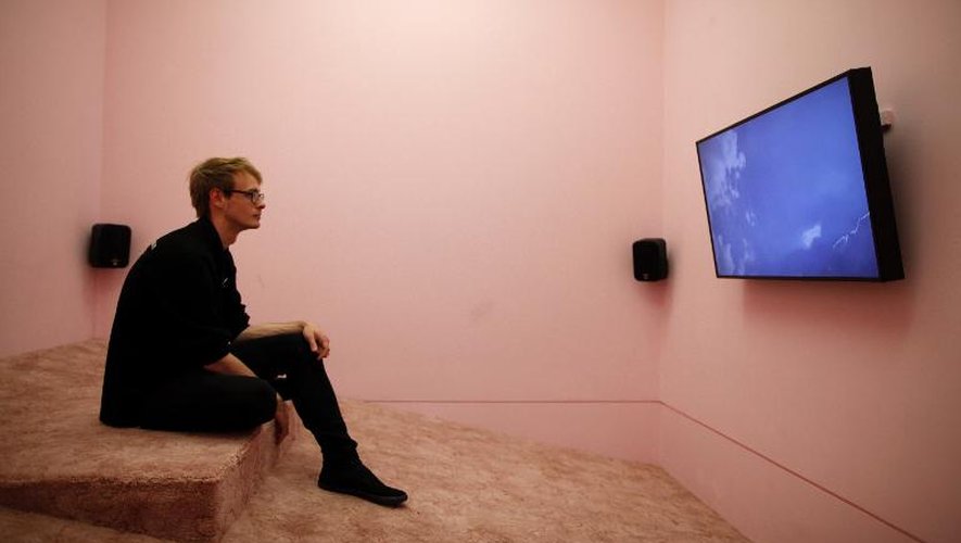 Une employée de musée regarde une vidéo dans le cadre d'une création de la Française Laure Prouvost lauréate du prestigieux prix d'art contemporain Turner Prize, le 29 octobre 2013 à Londonderry, en Irlande du Nord
