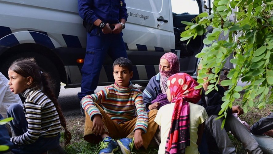 Des migrants bloqués par la police le 15 septembre 2015 près de Röszke à la frontière de la Hongrie et de la Serbie
