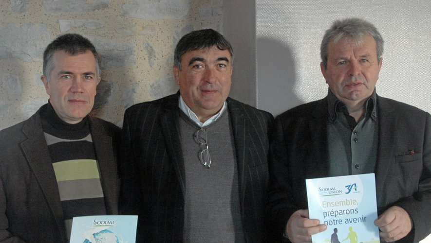 Damien Lacombe (à gauche) succédera au 1er janvier 2014 à François Iches (à droite) à la tête de la coopérative laitière Sodiaal qui aura fusionné avec 3A. Au centre, Alain Trouche, président de la section Lozère-Aveyron-Tarn, est le témoin privilégié de cette passation de pouvoirs.