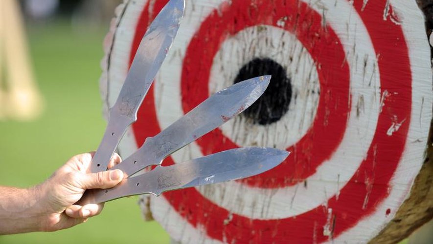 Des lanceurs de couteaux et de haches disputent en Bretagne les championnats du monde de la discipline le 23 août 2014 à Callac
