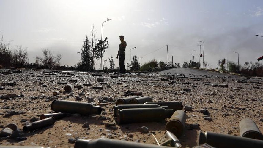Des douilles d'obus jonchent le sol après trois jours de combats dans la zone de l'aéroport international de Tripoli, le 21 Août 2014