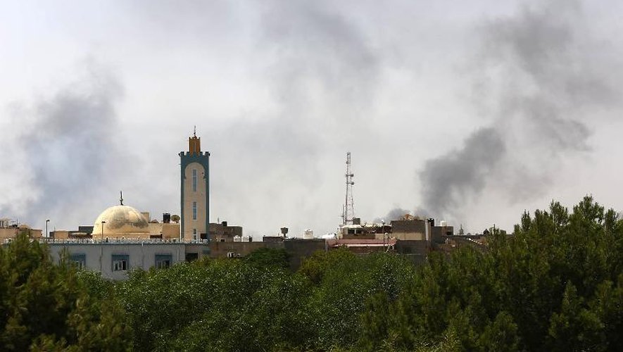De la fumée s'échappe de l'aéroport international de Tripoli le 20 août 2014