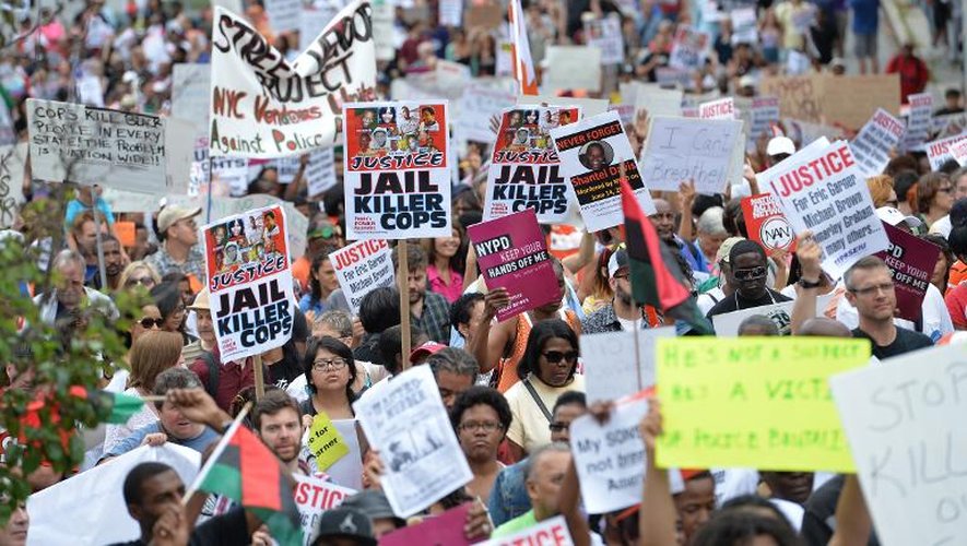 Des manifestants à Staten Island à New York protestent contre la mort d'Eric Garner, un père de famille noir décédé le mois dernier après son interpellation par la police, le 23 août 2014