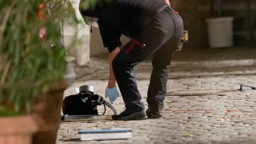 Un officier de police inspecte un sac à dos utilisé pour transporter une bombe sur le lieu de l'attentat-suicide d'Ansbach, le 25 juillet 2016