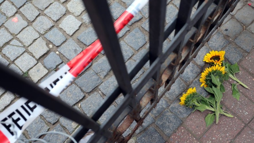 Des fleurs déposées sur le lieu d'un attentat suicide, à Anbasch, dans le sud de l'Allemagne, le 25 juillet 2016