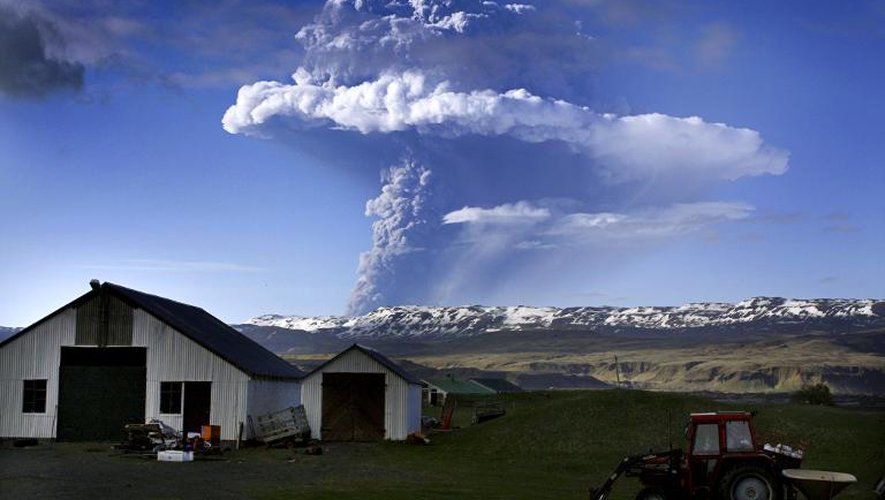 De la fumée s'élève le 21 mai 2011 au dessus du volcan Grimsvoetn en Islande
