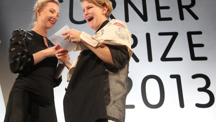 Lauréate du Turner Prize, Laure Prouvost (D) reçoit son prix des mains de l'actrice Saoirse Ronan le 2 décembre 2013 à Londres