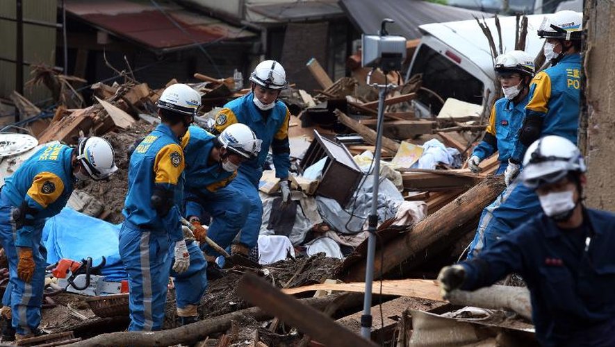 Des sauveteurs au milieur des décombres le 24 août 2014 à Hiroshima