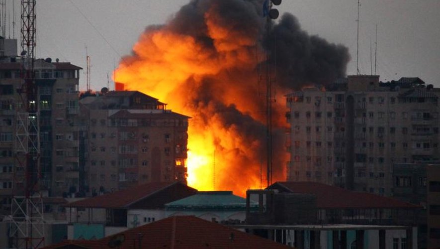 De la fumée au dessus d'un immeuble touché par une frappe israélienne le 23 août 2014 à Gaza