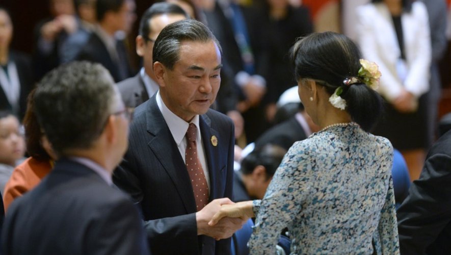 Le ministre des Affaires étrangères chinois Wang Yi salue la chef de file du gouvernement birman Aung San Suu Kyi, le 25 juillet 2016 à Vientiane, au Laos