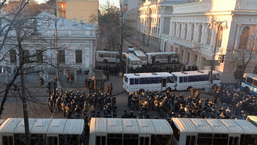 Des policiers antiémeutes devant le Parlement, le 3 décembre 2013 à Kiev, en Ukraine