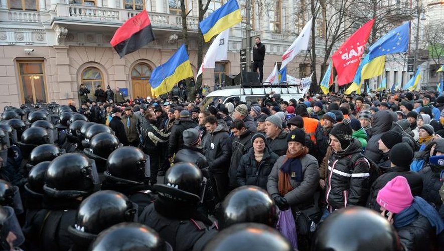 Des manifestants font face aux policiers, devant le Parlement, le 3 décembre 2013 à Kiev
