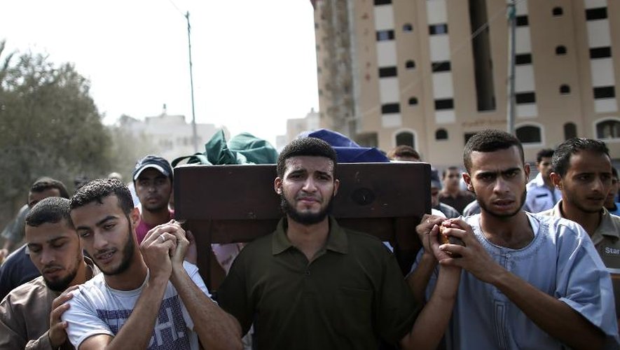 Funérailles le 23 août 2014 à Gaza des membres de la famille palestinienne tués par une frappe israélienne