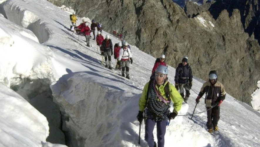 Des jeunes escaladent avec un guide le Dôme des Ecrins dans les Alpes françaises le 5 juillet 2003