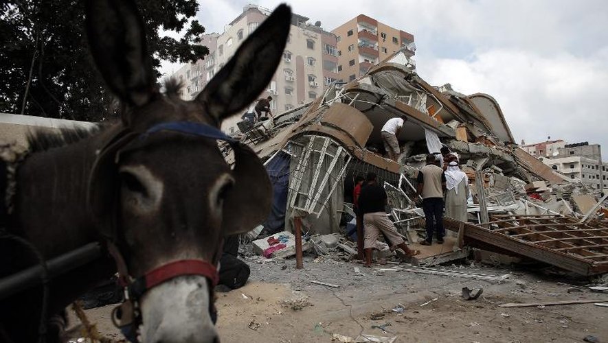 Des Palestiniens au milieu des décombres de leurs habitations le 24 août 2014 à Gaza