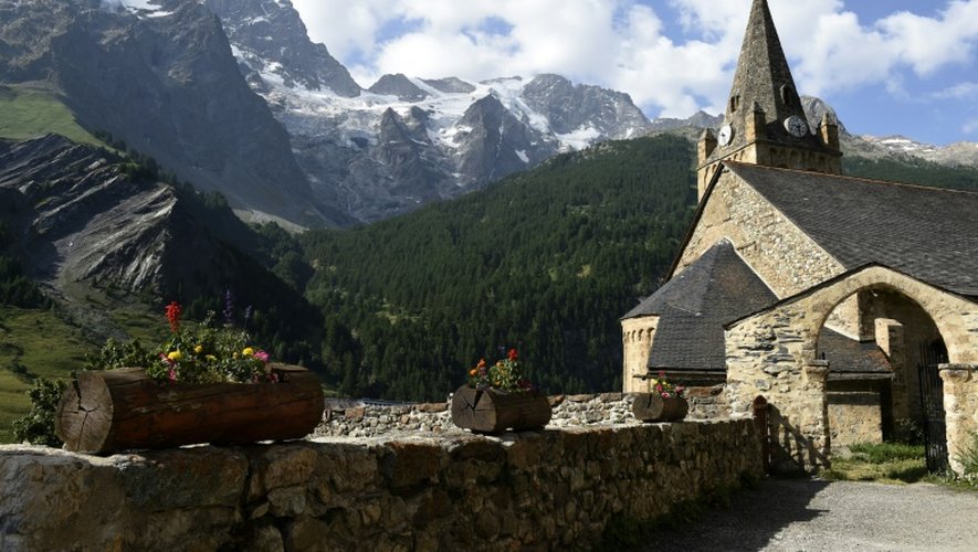 L'église du village de La Grave, dans le parc national des Ecrins, dans les Hautes-Alpes, le 6 juin 2015