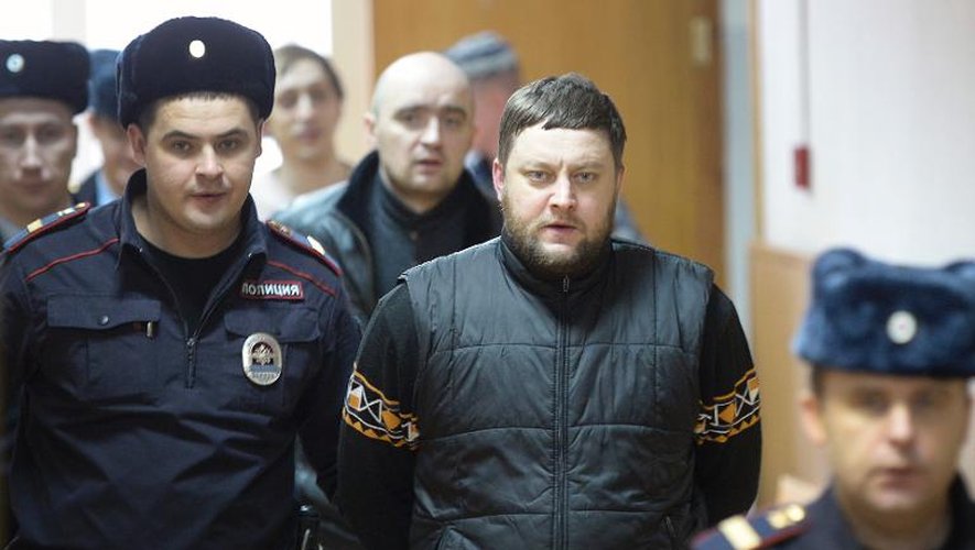 (d-g): Iouri Zaroutski, Andreï Lipatov et Pavel Dmitrichenko, tous trois suspects dans l'attaque à l'acide contre le directeur artistique du Bolchoï, le 3 décembre 2013 au tribunal de Moscou