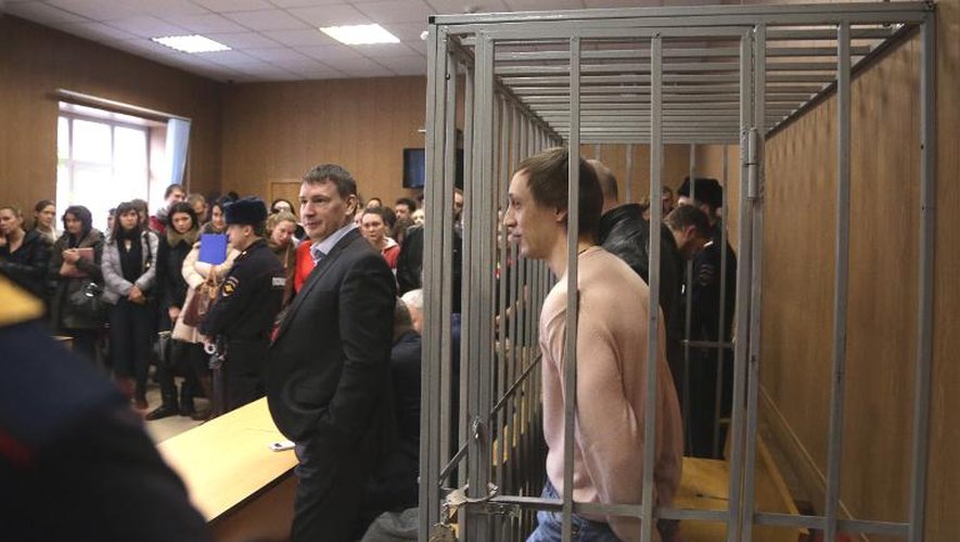 Le danseur russe du Bolchoï Pavel Dmitrichenko dans la cage des accusés au tribunal de Moscou, le 3 décembre 2013