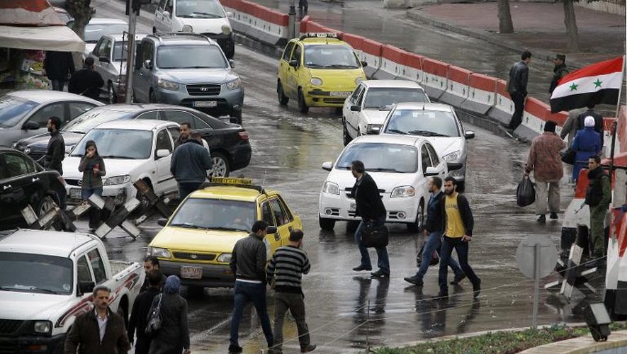 Des voitures et des piétons dans une rue de Damas, le 3 décembre 2013 en Syrie