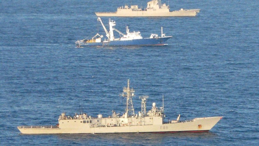 Une photo fournie par le ministère de la défense espagnol montre le chalutier Alakrana escorté par deux frégates espagnoles, le 17 novembre 2009, au large des côtes somaliennes
