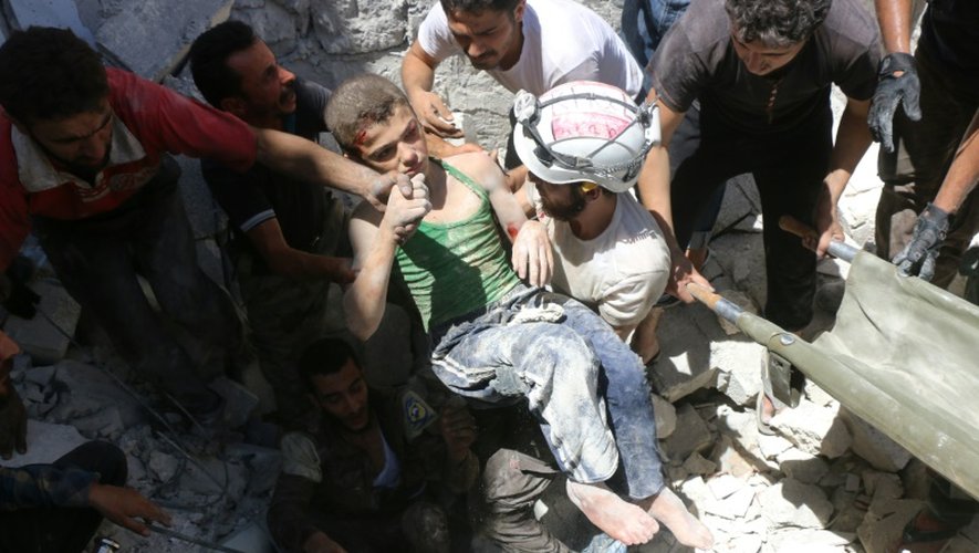 Un adolescent extrait des décombres lors de raids aériens le 25 juillet 2016 sur Alep